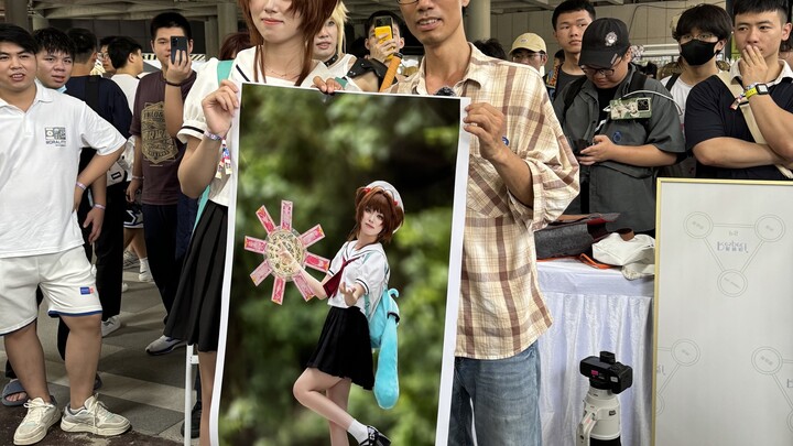 Cetak foto besar langsung dari Pameran Komik Shenzhen dan berikan kepada gadis itu