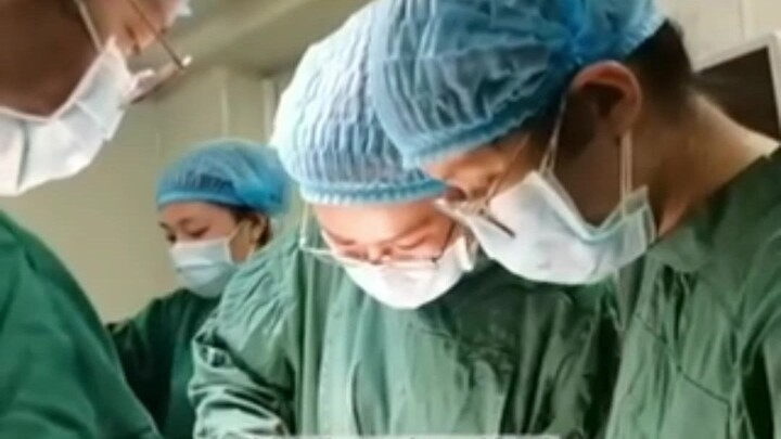 Apa yang harus dilakukan saat operasi ketemu pasien yang manja? Dokternya terlalu imut!