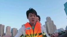 Yoo Yeon-seok is rowing on the water, showing off his coolness~