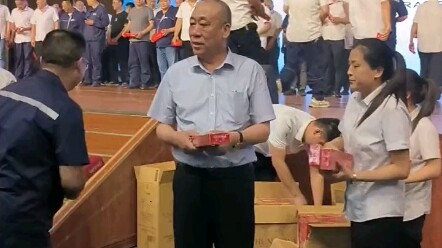 เห็นไหมล่ะ แม้แต่เจ้านายทำสายการผลิตก็ยังตาลอยได้เลย