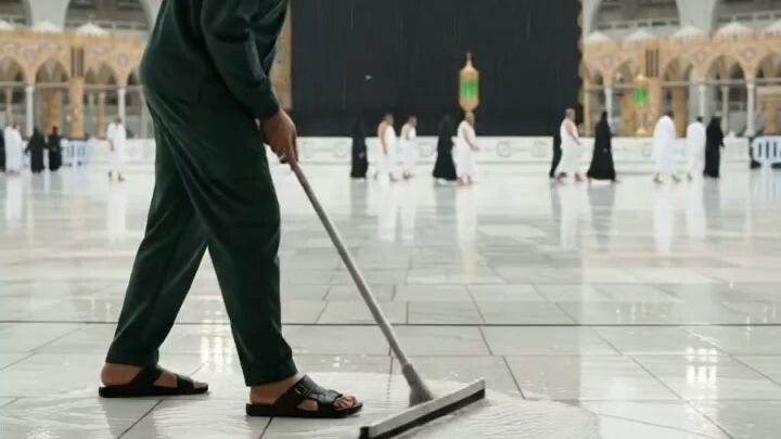 A man cleaning the ground of Makkah#makkah #cleaning #islam #islamic #islamicvideo #naat