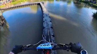 这是真牛，顶级平衡感！