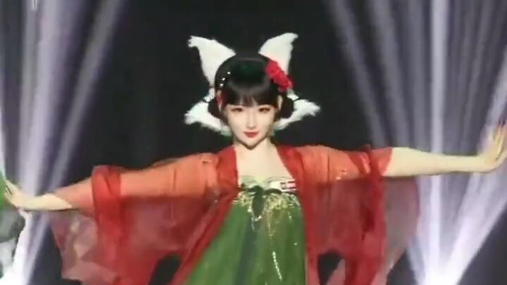 Quá tuyệt! Thì ra còn có thể dùng quạt để bắt chước con cáo 🦊 vẫy đuôi