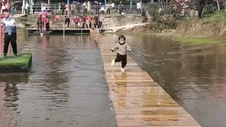 نجح الطفل في الطفو على الماء من المرة الأولى. قال أحد المستخدمين: رائع، حتى حذاؤه لم يبتل. "المتعة ت