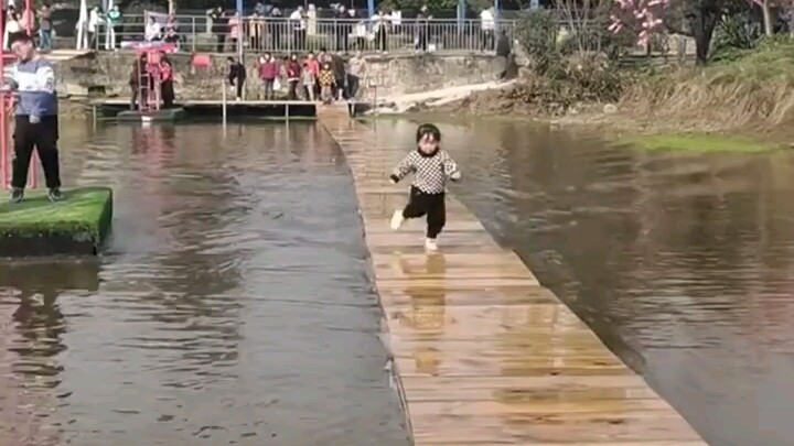 نجح الطفل في الطفو على الماء من المرة الأولى. قال أحد المستخدمين: رائع، حتى حذاؤه لم يبتل. "المتعة ت