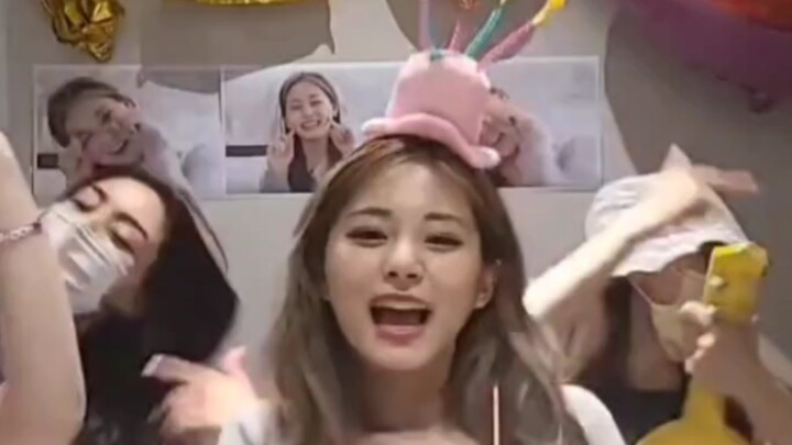 Ms. Zhou Ziyu livestreams and speaks beautiful Chinese?! What on earth is going on 🤪