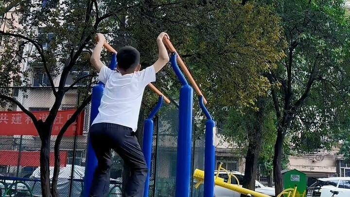 Thực ra, cá nhân tôi thích bài tập thanh xà song song nằm ngang hơn.