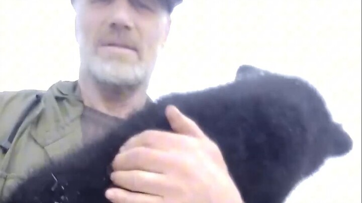 Mengancam si ibu dengan beruang kecil