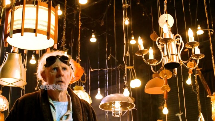 Untuk menahan monster misterius, pria itu ternyata menyalakan ratusan bola lampu di rumahnya, tapi h