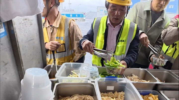 Stir-frying at a construction site stall