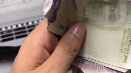 Ya ampun! Baru aja aku melangkah ke mesin ATM, robot bodoh ini langsung ngomong ngalor-ngidul. Ngamb