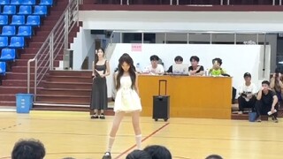 台下的男生眼神闪躲，假装不爱看！