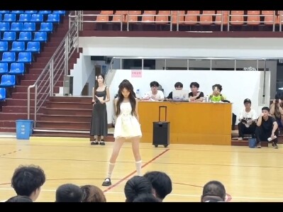 เหล่าหนุ่มๆ ในกลุ่มผู้ชมต่างก็หลบสายตาของเธอ และแกล้งทำเป็นไม่มอง!