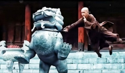 สิงโตหินฟื้นคืนชีพอย่างลึกลับ อาละวาดในวัดแสดงอำนาจ แต่ถูกพระกวาดลานวัดปราบด้วยมือเดียว