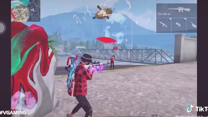 Đang bay nhưng bị bắt chơi game