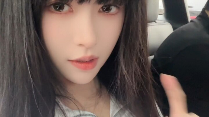 ได้ยินว่าสามีจะไปออกรายการ “Fei Cheng Wu Rao” แล้วจับมือกับคนอื่น?! ลัดฟ้ากลับมาทันทีกลางดึกทั้งที่ก