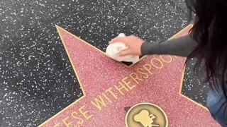 Monica ở đây để đánh bóng ngôi sao của cô trên Đại lộ Danh vọng Hollywood