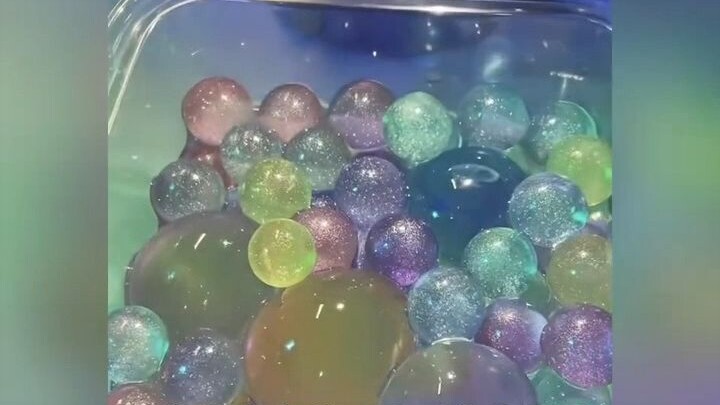 Seberapa bosankah para mahasiswa? Sampai-sampai mereka menghitung sendiri botol air yang mereka beli