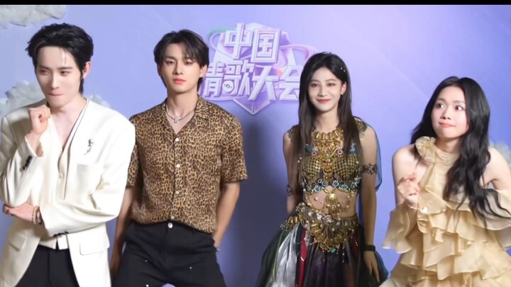 Yuan Yiqi, Yao Chen, Duan Aojuan, dan Jing Long menari “Sembilan Puluh Ribu Kata”