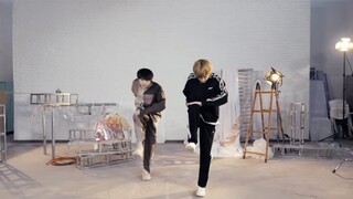 كيف يكون شعورك عندما ترقص مع محبوبك الراقص المفضل في نفس الإطار؟