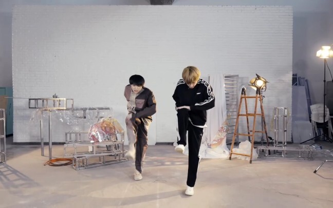 كيف يكون شعورك عندما ترقص مع محبوبك الراقص المفضل في نفس الإطار؟