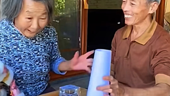 Kakek di pedesaan melakukan sulap, nenek tercengang!