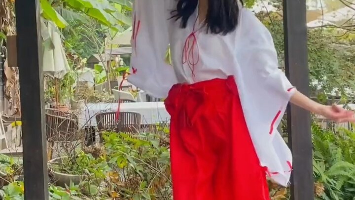 Nhún nhảy nhẹ một đoạn “Cực Lạc Tịnh Độ”, bước đi kiểu bướm này có mượt mà không?