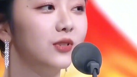 Tan Songyun's Golden Eagle Awards look is so smart