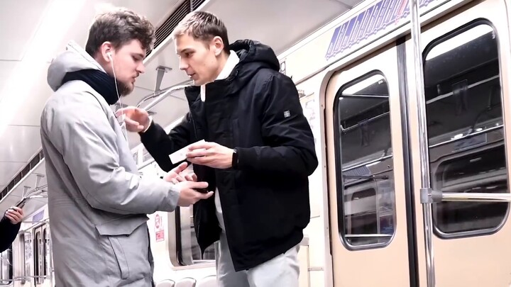 ชายที่คิดฆ่าตัวตายตัดหูฟังของใครบางคนบนรถไฟใต้ดินแล้วมอบ AirPods ให้พวกเขาเป็นของขวัญ ชาติที่กำลังต่