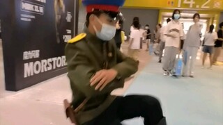 Vào thời điểm tôi thấy một sĩ quan Liên Xô biểu diễn điệu nhảy Cossack tại triển lãm truyện tranh An