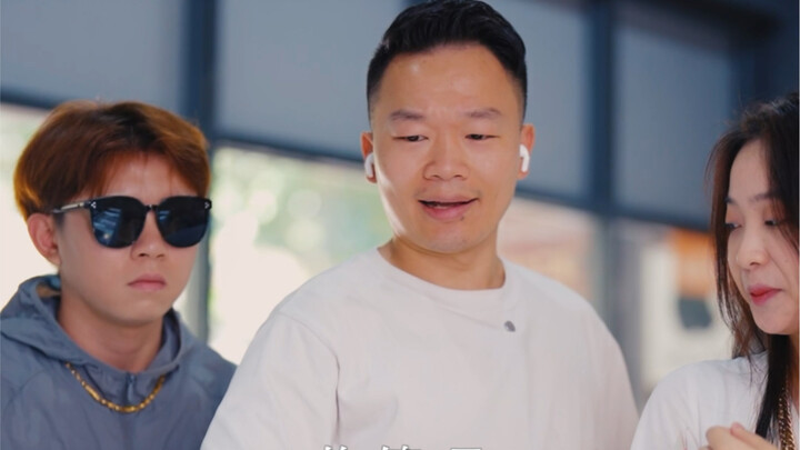 Yang IQ-nya di bawah 250 jangan lihat—si cowok langsung ngotot mencabuti bulu seekor domba begitu be