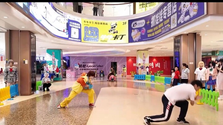 الشخصان اللذان دخلا إلى الملعب فور سماعهما لأغنية البداية لـ"باتارو" أثناء الرقص