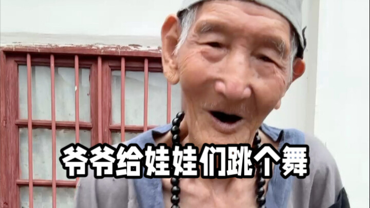 A 95-year-old grandfather dances the Jigong dance for the children.