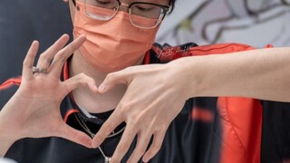 Gu Jiangshan's fancy heart gesture