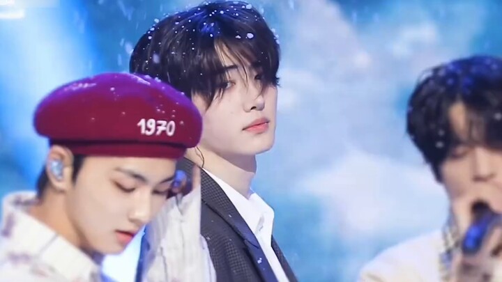 Tuyết và các vị thần rơi trên vai tôi