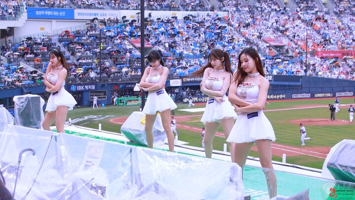 صور فريق التشجيع الخاص بفريق التوائم LG للعروض الفنية