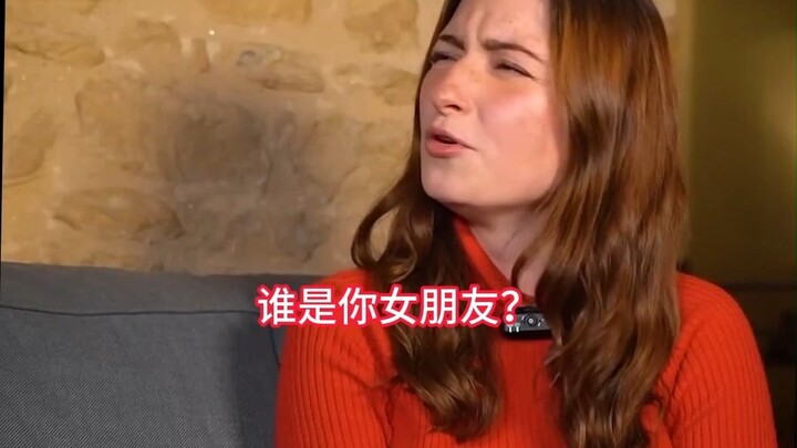 بناءً على ما سبق، أنتِ صديقتي بالتأكيد — مسرحية فرنسية قصيرة لحوار ثنائي باللغة الفرنسية