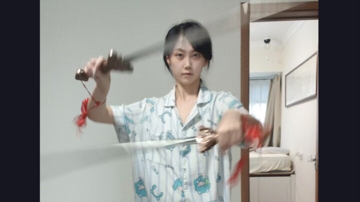 (Practice Version) To master Yu Ji, Tiancheng wields a solid-metal sword and begins to dance.
