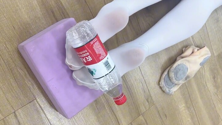 用一个矿泉水瓶测脚背