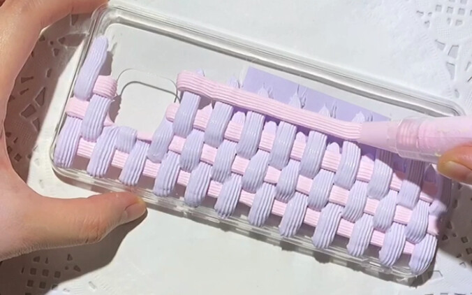 เคสโทรศัพท์ครีมกาวพร้อมดอกเดซี่ถัก