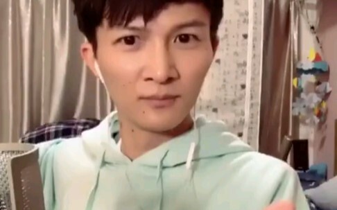 Liveshow sinh nhật Châu Thâm hát “Cám dỗ về nhà”, vừa làm thêm vừa hát thật sự gây nghiện