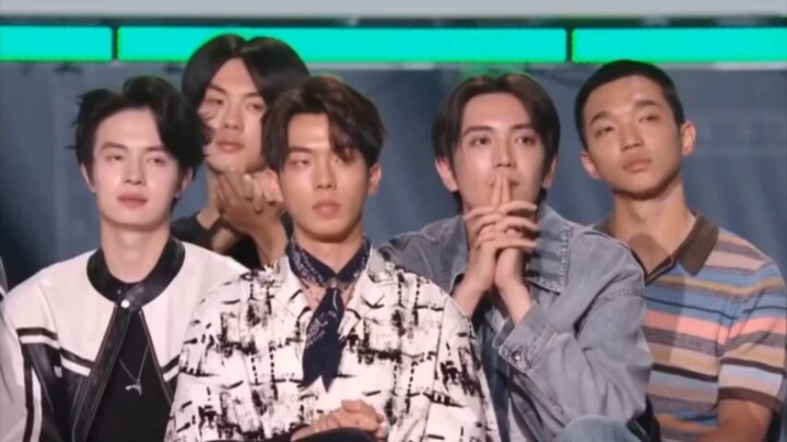 เมื่อเทียบกันแบบนี้ โจวเซินดูสดใสเปี่ยมพลังจริงๆ อยู่ดีๆ ก็เข้าใจสภาพจิตใจของเซินเซินตอนไปถ่ายรายการ