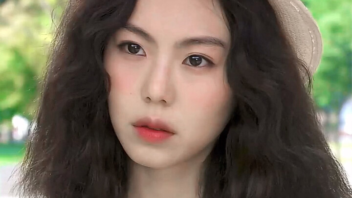 【Kim Min-hee】Pandangan matanya yang basah kuyup.