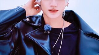 Buồn cười thật, tất cả các cô gái đều hét lên khi cô gái này xuất hiện. Chẳng ai uống thuốc bắc cả!