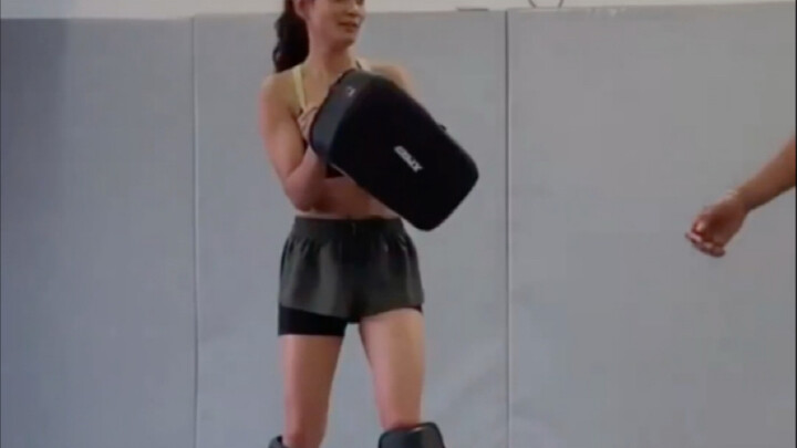 Gần đây có một video rất nổi ở nước ngoài, một anh chàng vô tình tung cú đá hạ knock‑out nữ người mẫ