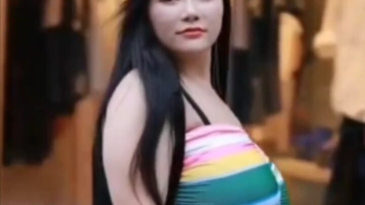 ภาพถ่ายถนนที่สวยงามของเทพธิดาอ้วนกลมกำลังเดินช้าๆ ดอกไม้กำลังสั่นไหว คุณสนใจหรือเปล่า
