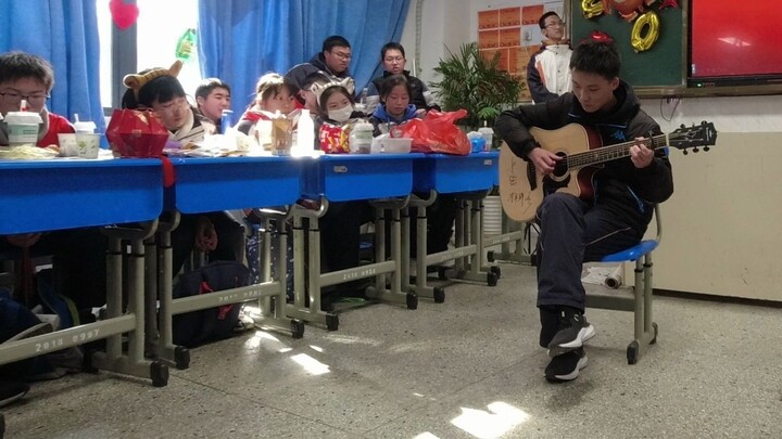 Seorang bintang Yangko menyentuh gitarnya