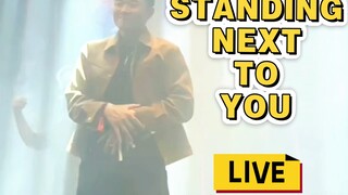 ฉันกำลังดูการแสดงสดของเพื่อนคนหนึ่งและจู่ๆ ฉันก็ถูกดึงตัวขึ้นไปเต้นเพลง Standing Next to You