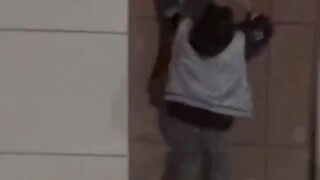 这种情况不能笑，但凡有一个人先笑出来就全完了。