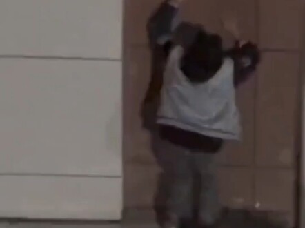 Tình huống này không được cười, chỉ cần một người bật cười trước là xong hết.